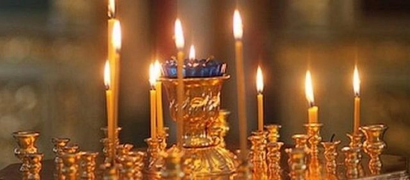 Ρωσία: Έκανε δύο φορές τον σταυρό του κι ύστερα άναψε τσιγάρο από μανουάλι (βίντεο)